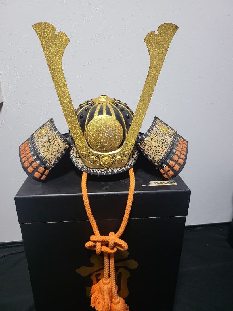 伝統的な金色と黒の等身大日本甲冑（鎧立て無し）