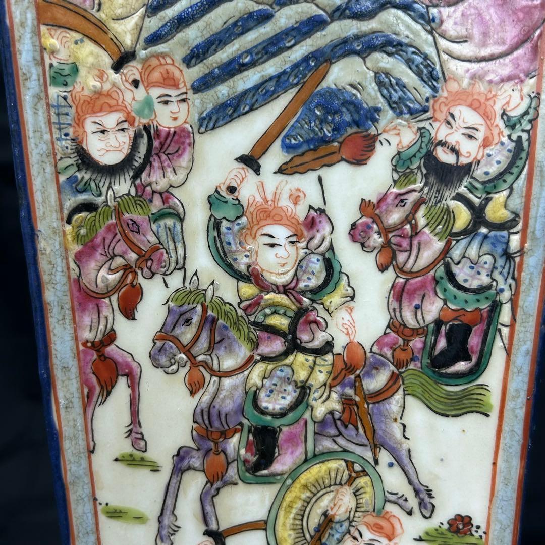 中国古美術　花瓶　多彩な装飾の陶器製花瓶