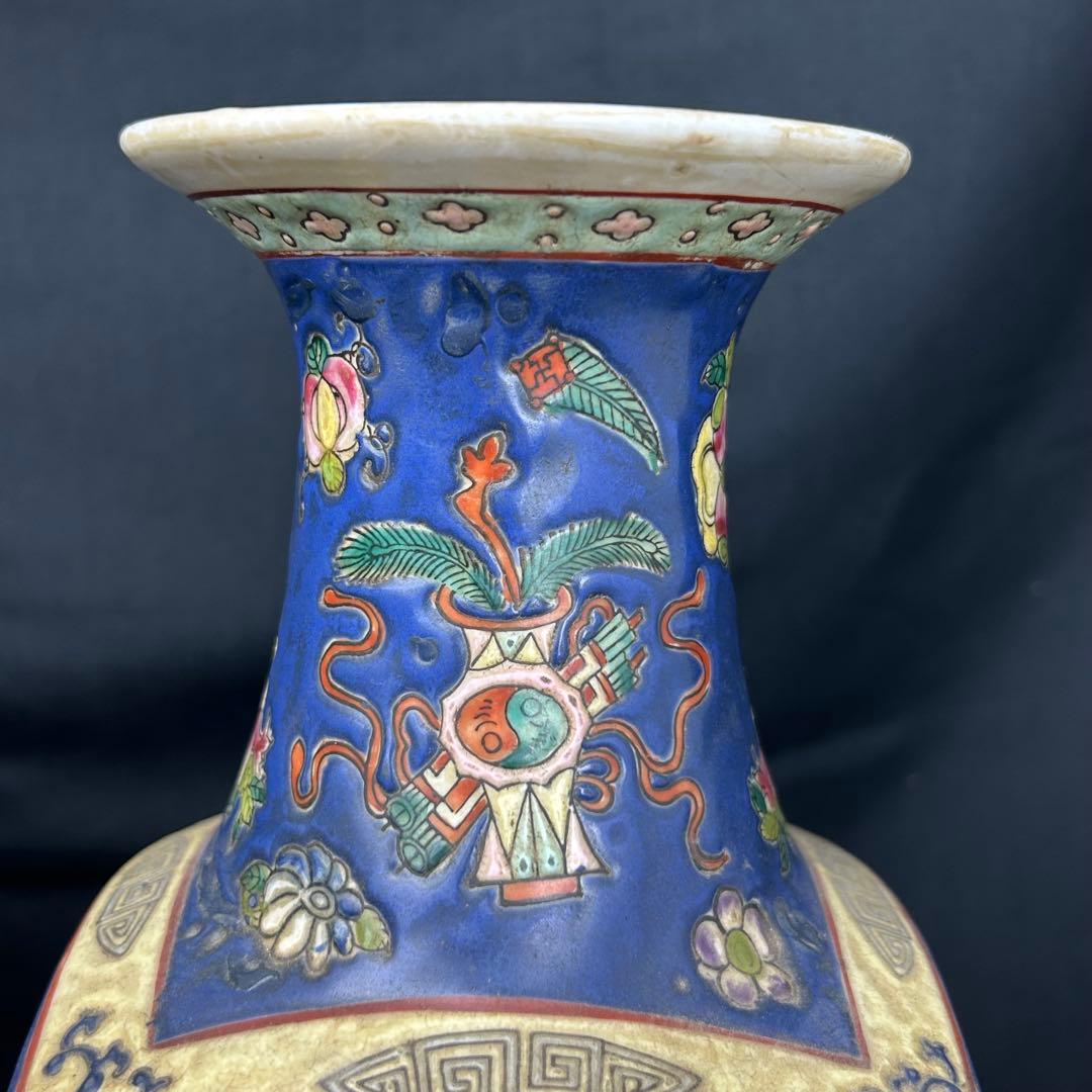 中国古美術　花瓶　多彩な装飾の陶器製花瓶