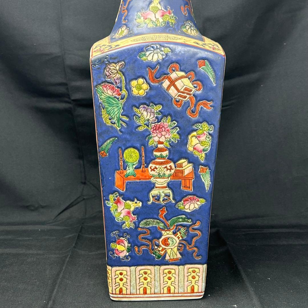 中国古美術　花瓶　多彩な装飾の陶器製花瓶