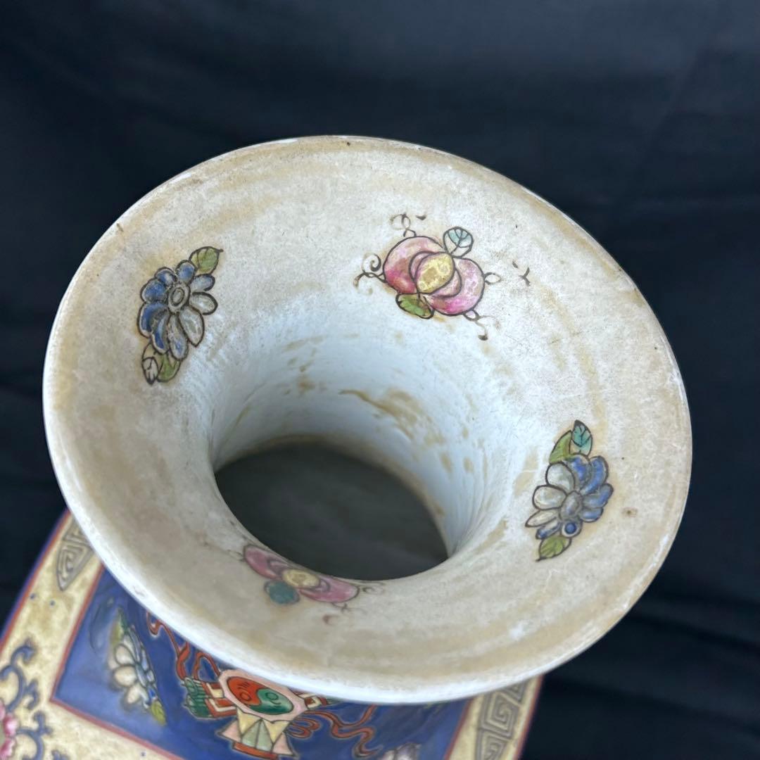 中国古美術　花瓶　多彩な装飾の陶器製花瓶