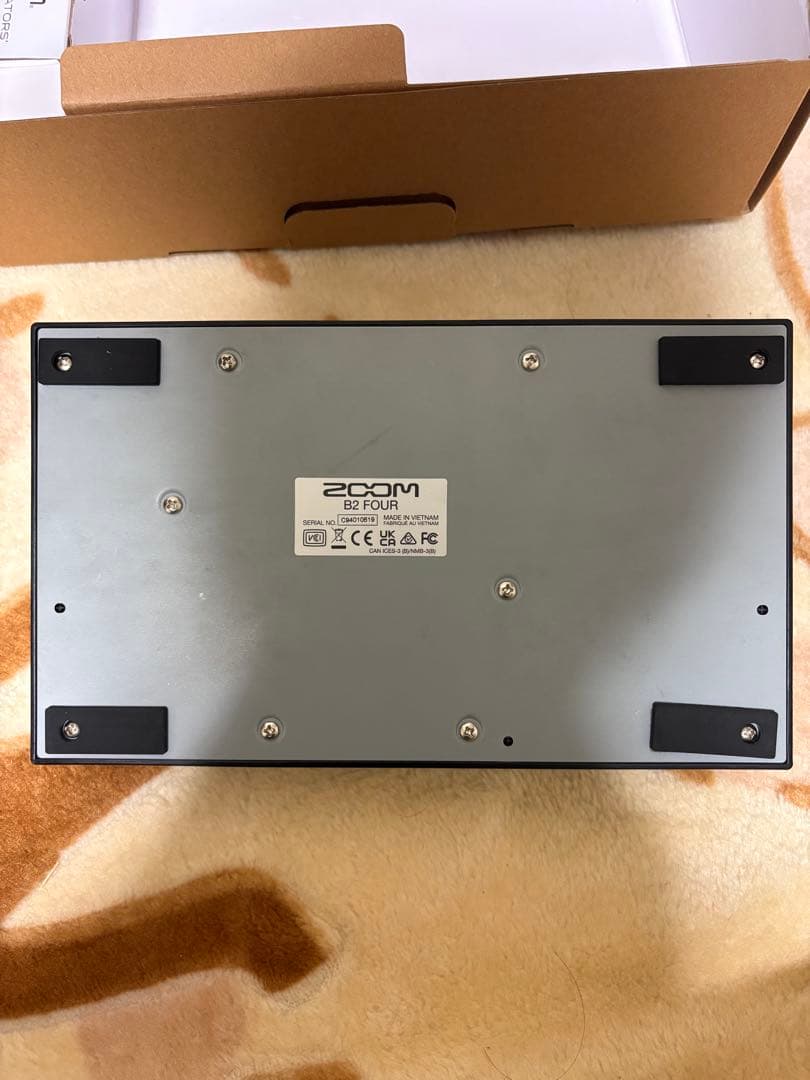 Zoom B2 FOUR ベースエフェクター　マルチエフェクター