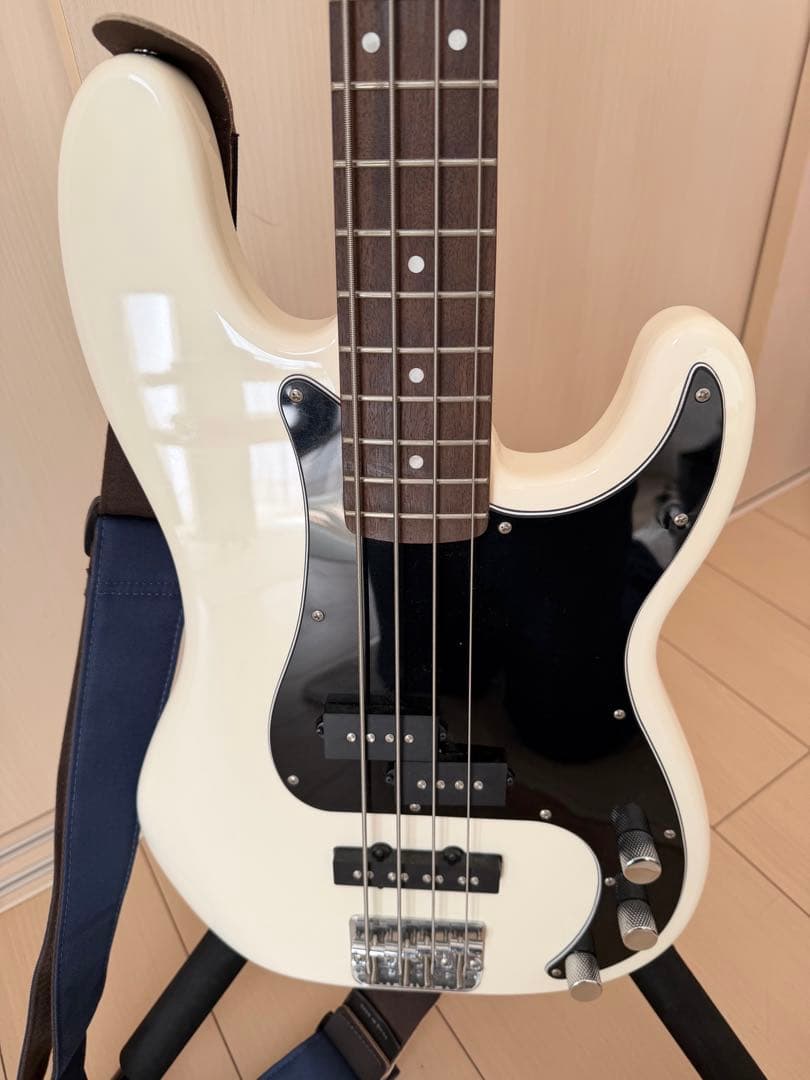 Squier Precision Bass ホワイト