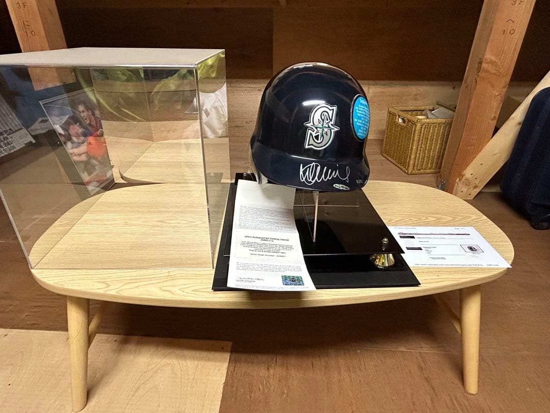 イチローサイン入りシアトル・マリナーズヘルメット