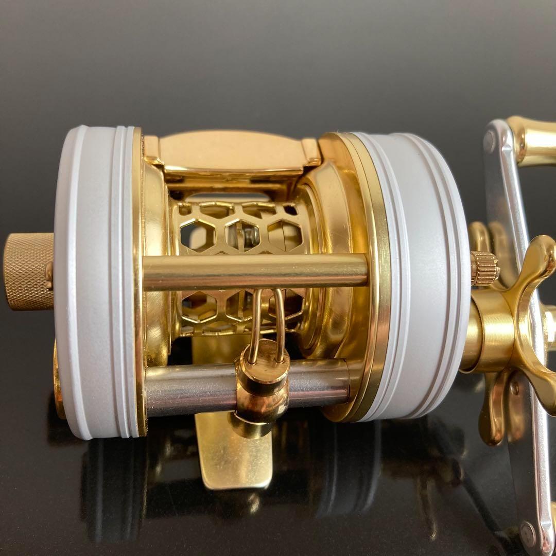 【新品】渓流ベイトリール 丸型リール トラウト用 ゴールド／シルバー
