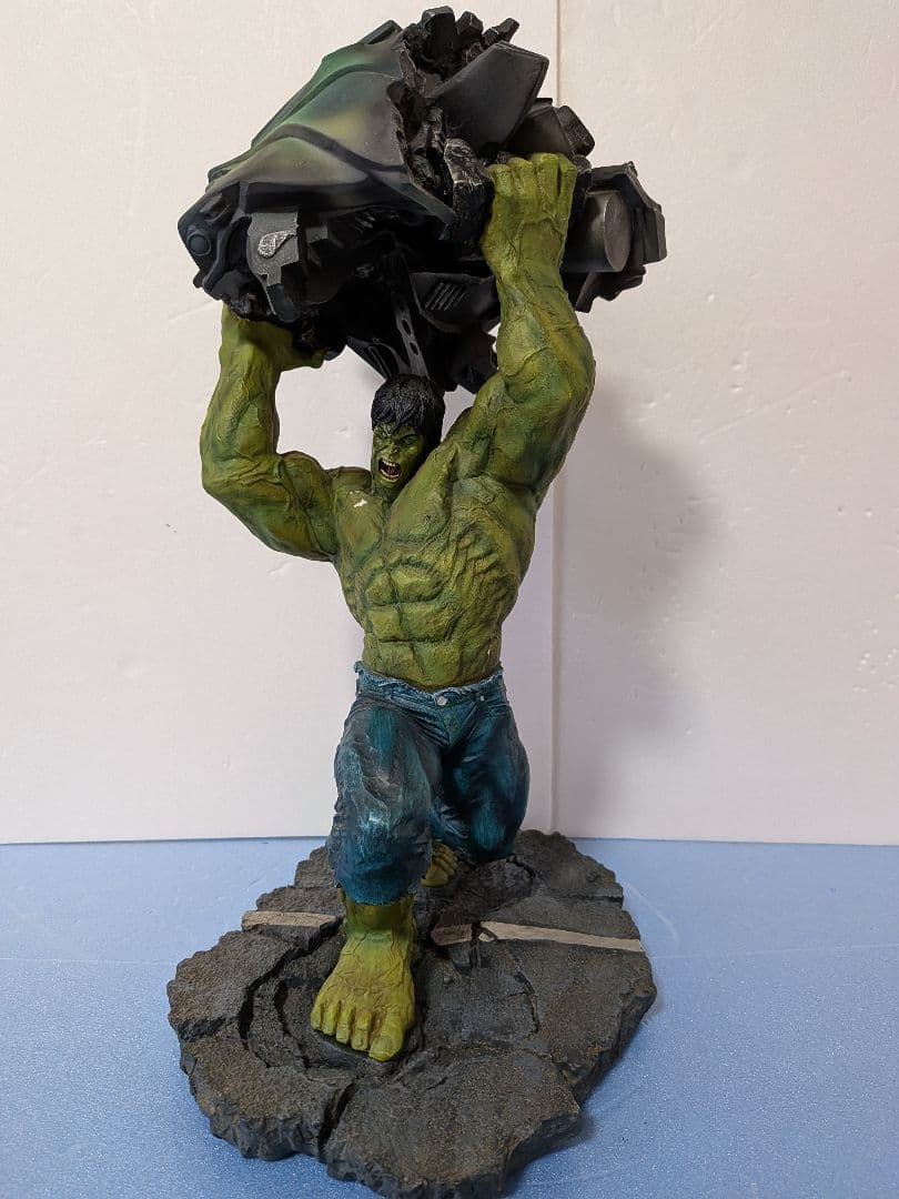 ハルク フィギュア 車持ち上げ