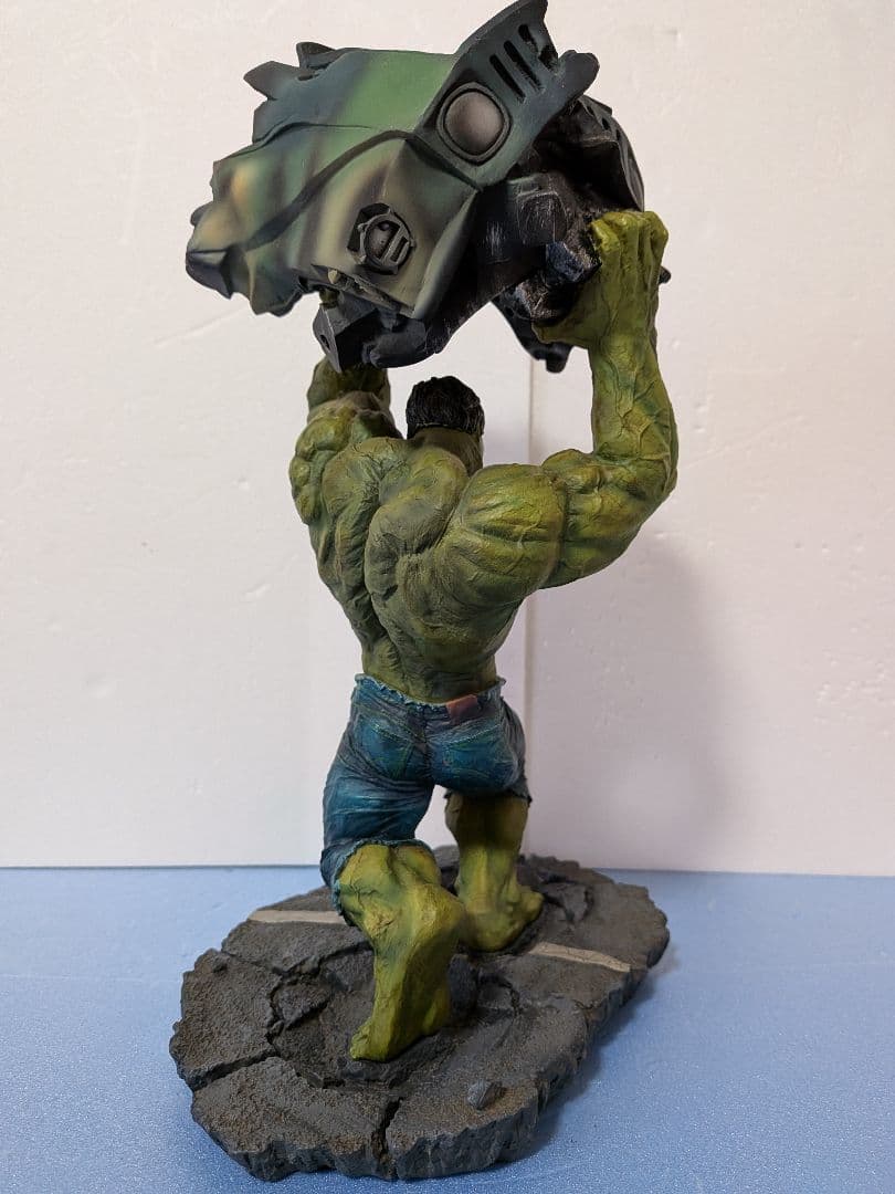 ハルク フィギュア 車持ち上げ