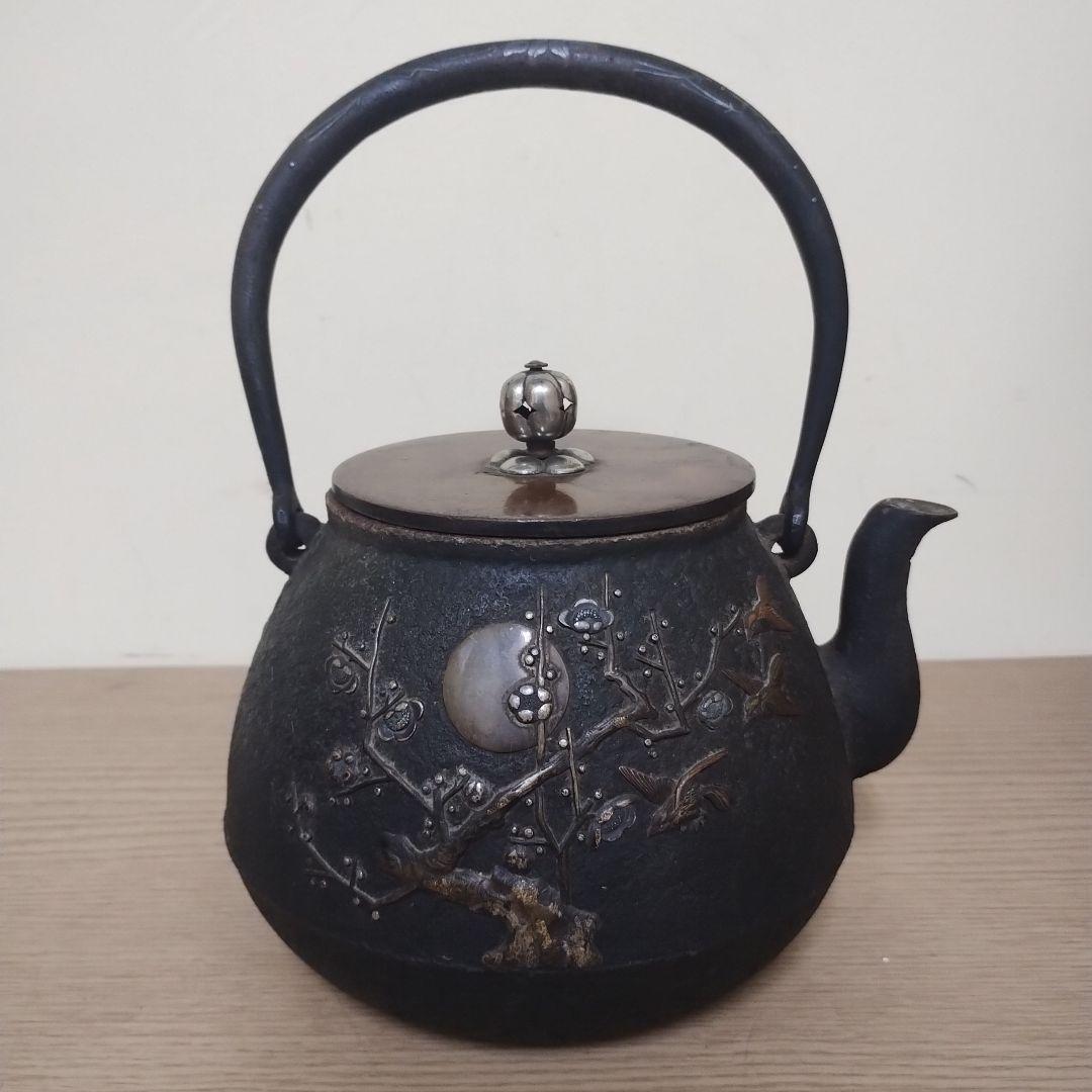 整*屋様 鋳鉄製 花鳥模様 鉄瓶 木箱付き