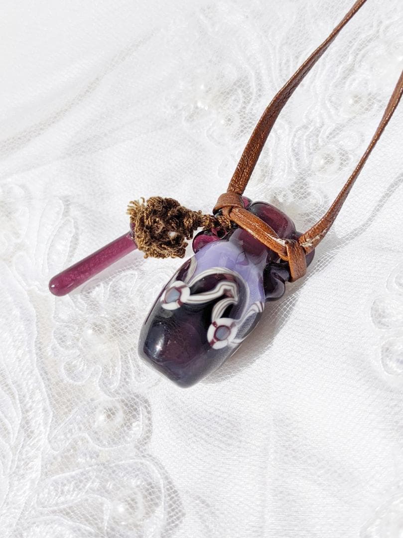 吉田正子トンボ玉（貳拾漆）　「瓶型」皮ひもネックレス　ガラス玉に込めた日本画