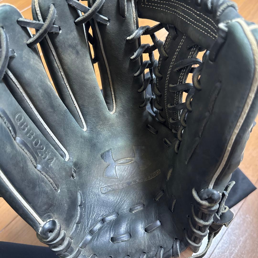 アンダーアーマー 軟式左投げ用グローブ 黒