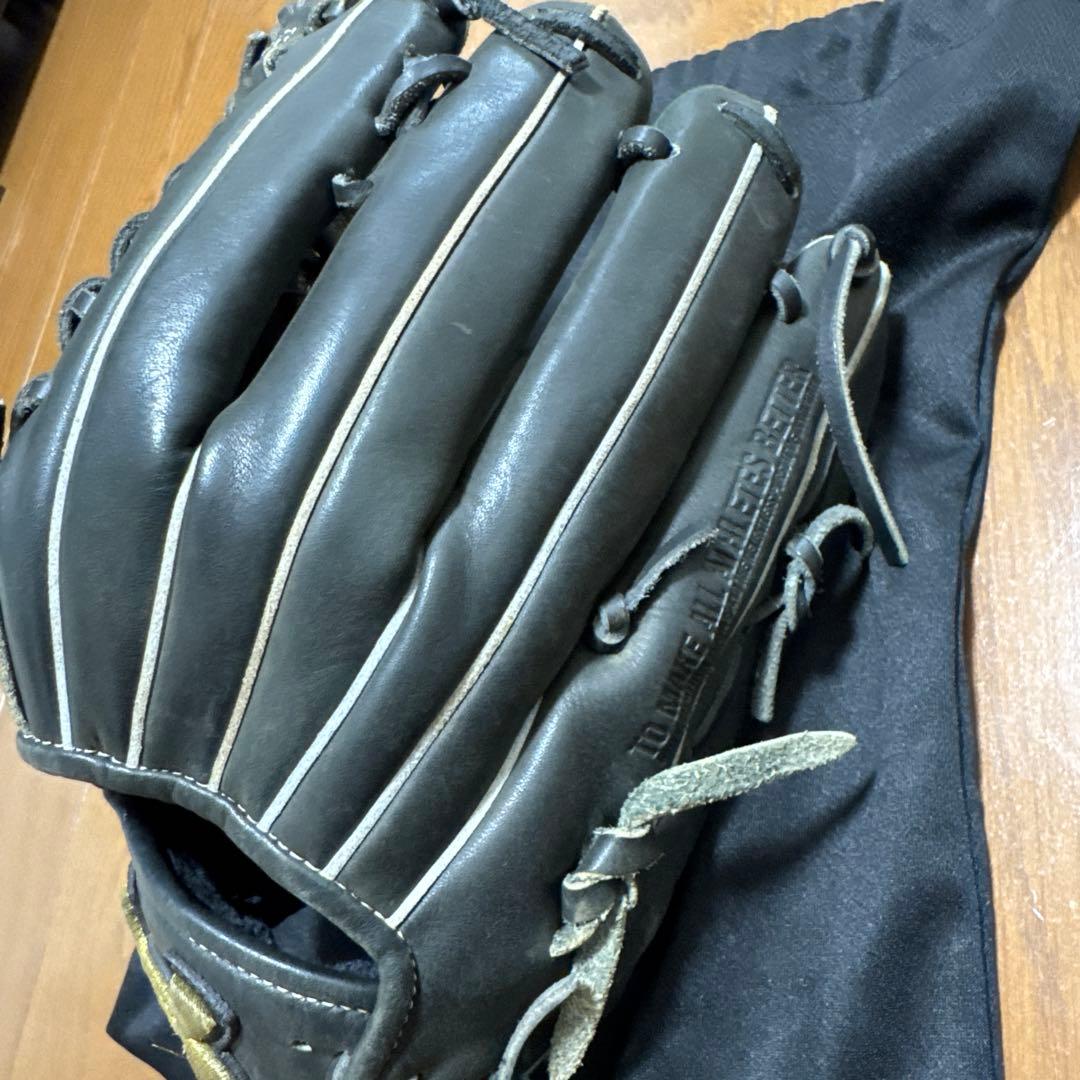 アンダーアーマー 軟式左投げ用グローブ 黒