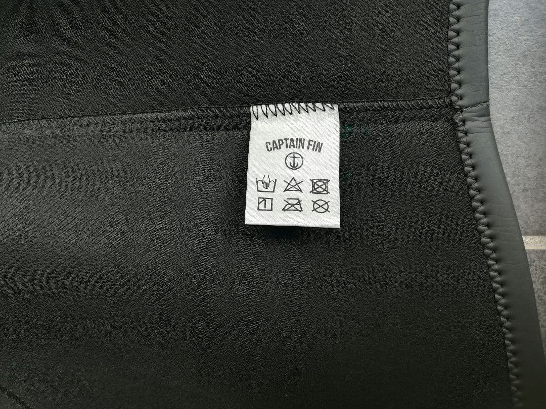 【展示新古品】キャプテンフィン スキン ベスト ホワイトワッペン Mサイズ