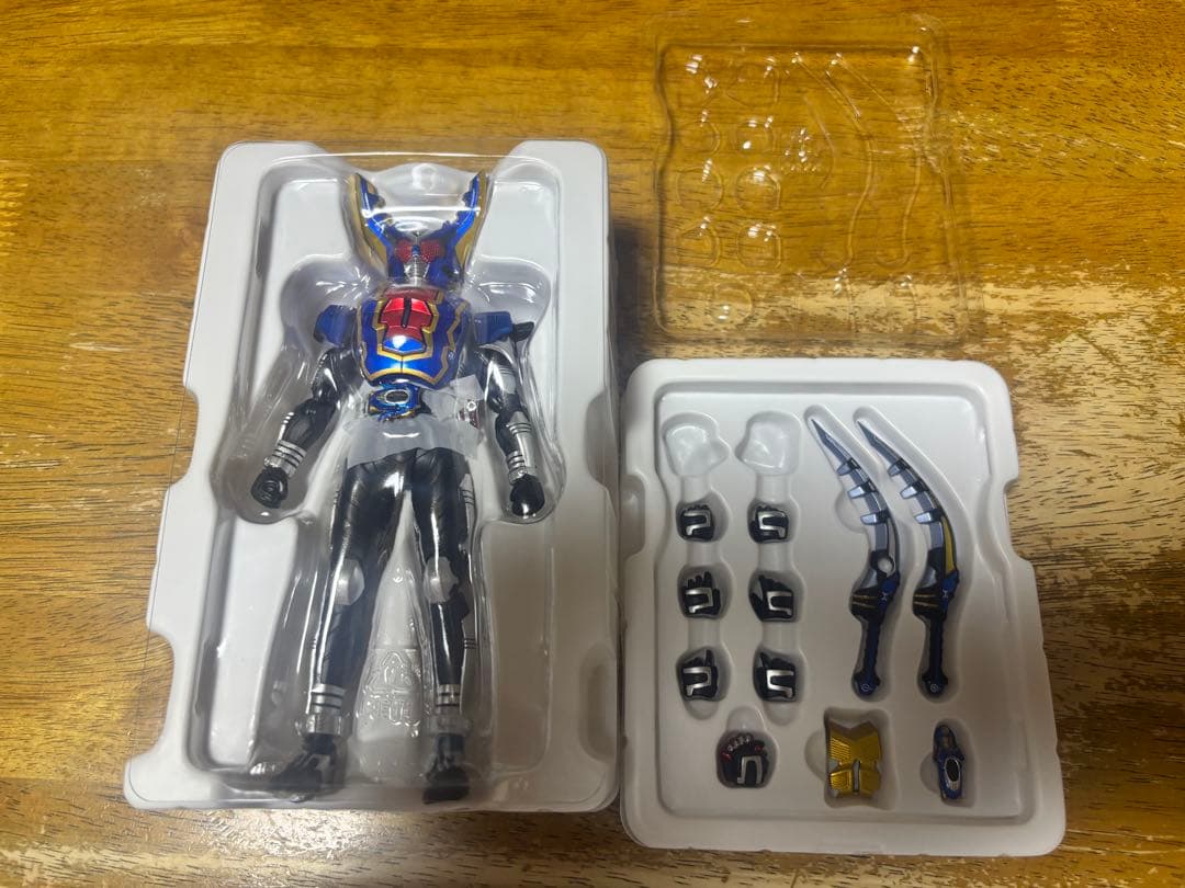 【開封美品】フィギュアーツ真骨彫製法仮面ライダーガタックハイパーフォーム一部欠品