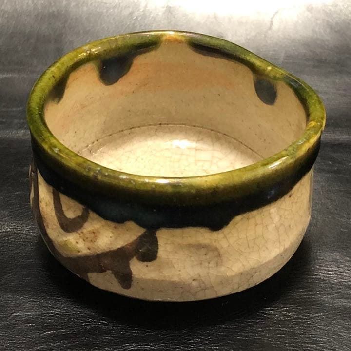 遺品整理◼️蔵から可愛らしい織部焼？と思われるお猪口、ぐい呑みが出てきました。