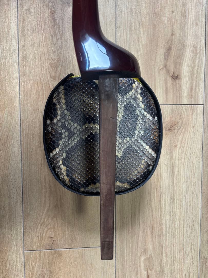 三線本体 赤茶色　ドラゴン刺繍付き