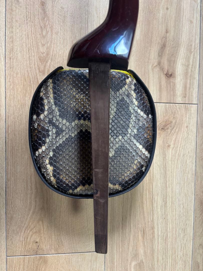 三線本体 赤茶色　ドラゴン刺繍付き