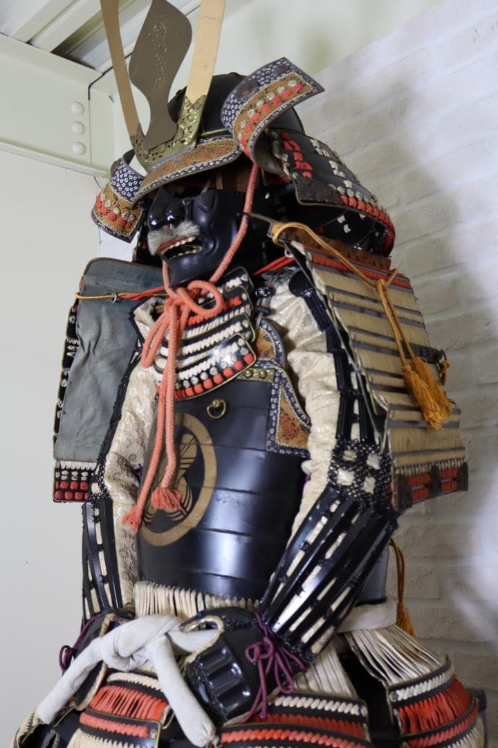 大人が着用出来る本格的な日本の武士甲冑一式（飾り鎧・美術品）　等身大　甲冑