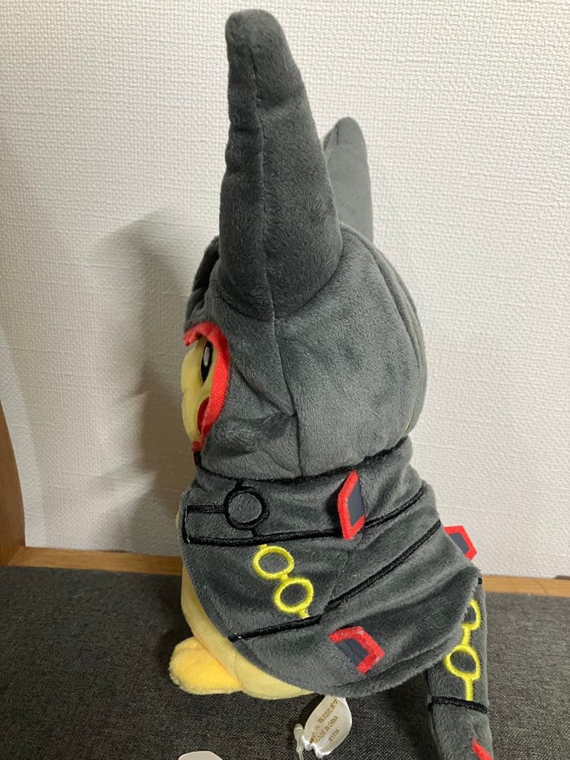 ポケモンセンター ぬいぐるみ 黒いレックウザポンチョを着たピカチュウ タグ付