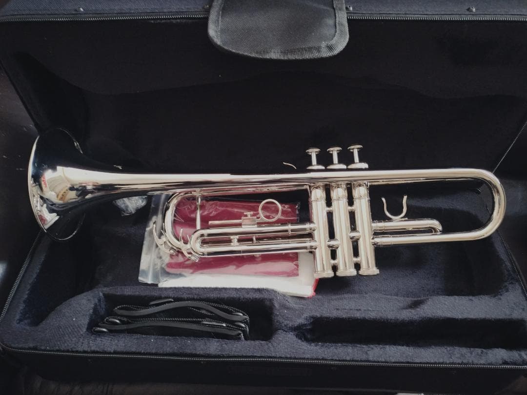 トランペット　銀　SLADE　未使用品（※ケースにロゴなし）