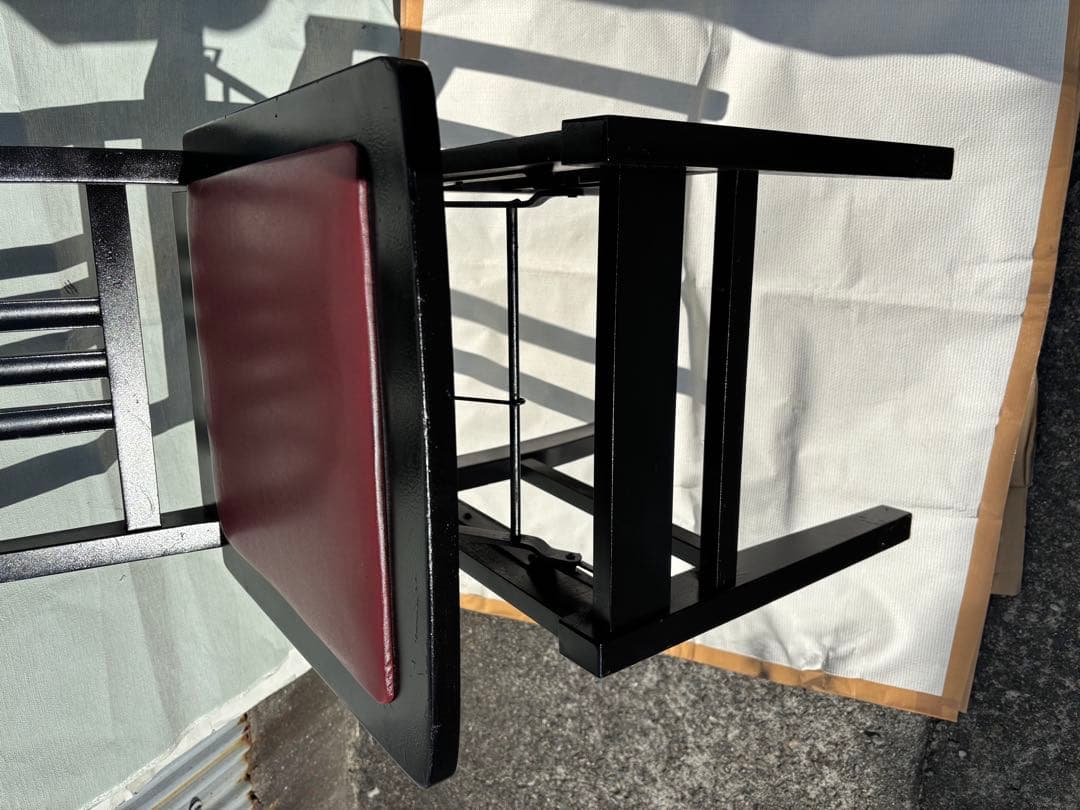 背もたれ付ピアノ椅子　足部フェルト付き　座面新品比較的きれい　スラットバック椅子