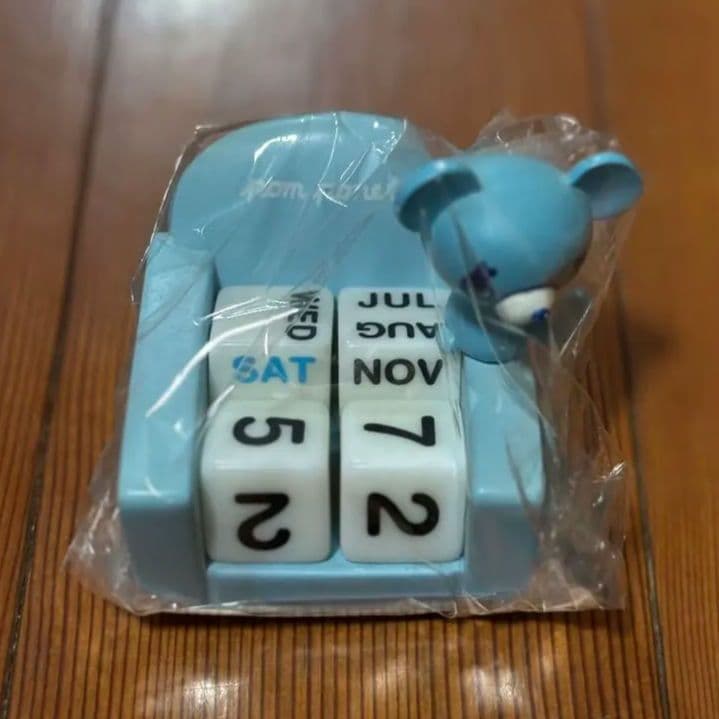 メゾピアノ　ポンポネット　カレンダー　ソファー