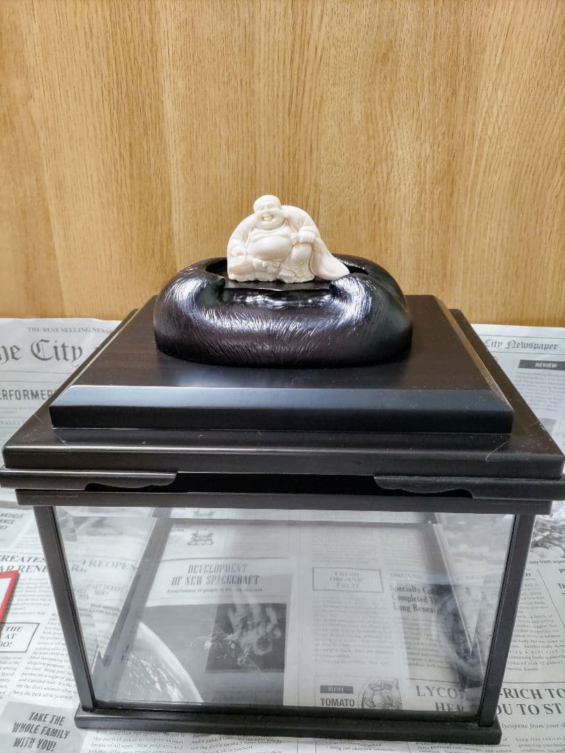 送料込　天然サンゴ 宝石白珊瑚 布袋尊 鑑別保証書 洪順利 作品証明書付 七福神