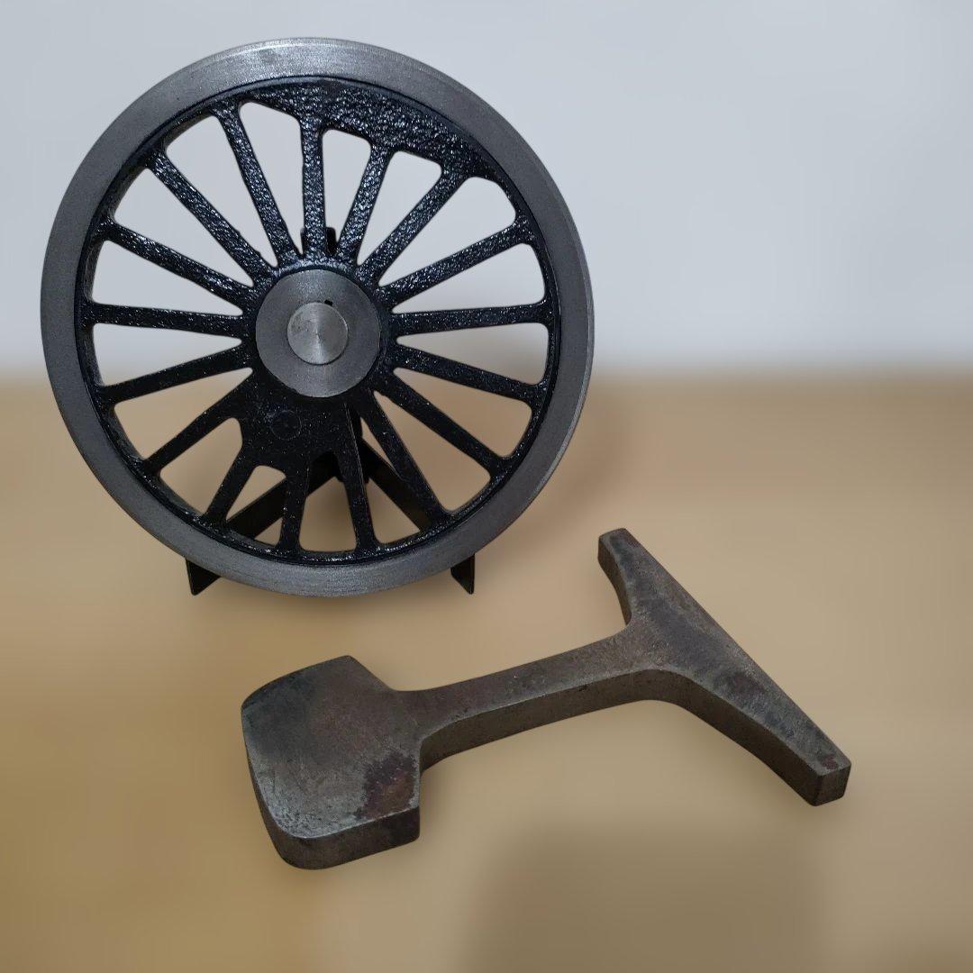 蒸気機関車のレプリカの動輪と、カットレール　オブジェ　ガーデニング　台座付き