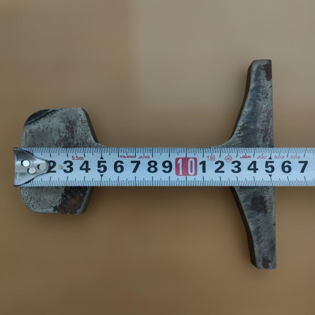 蒸気機関車のレプリカの動輪と、カットレール　オブジェ　ガーデニング　台座付き