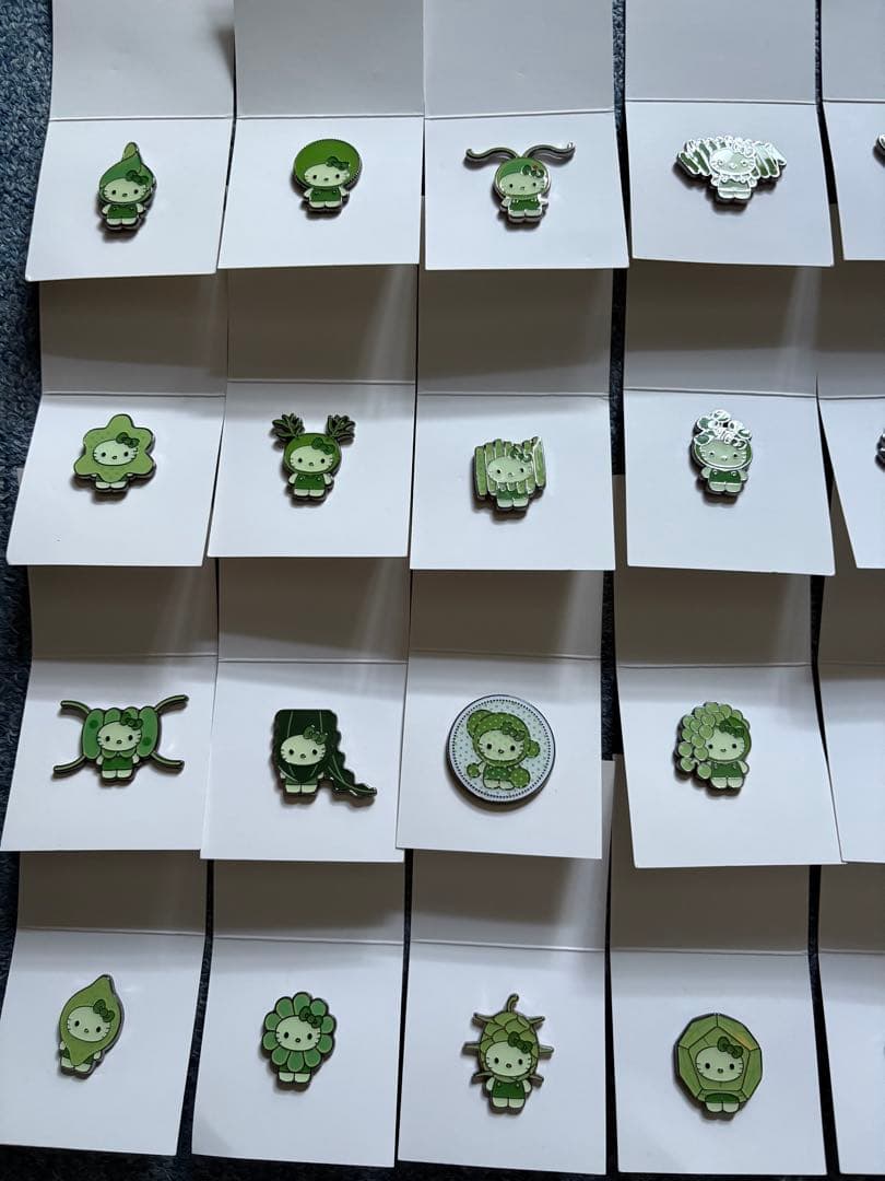 大阪関西万博　日本館　藻類、キティピンバッチ　32種　コンプリートセット