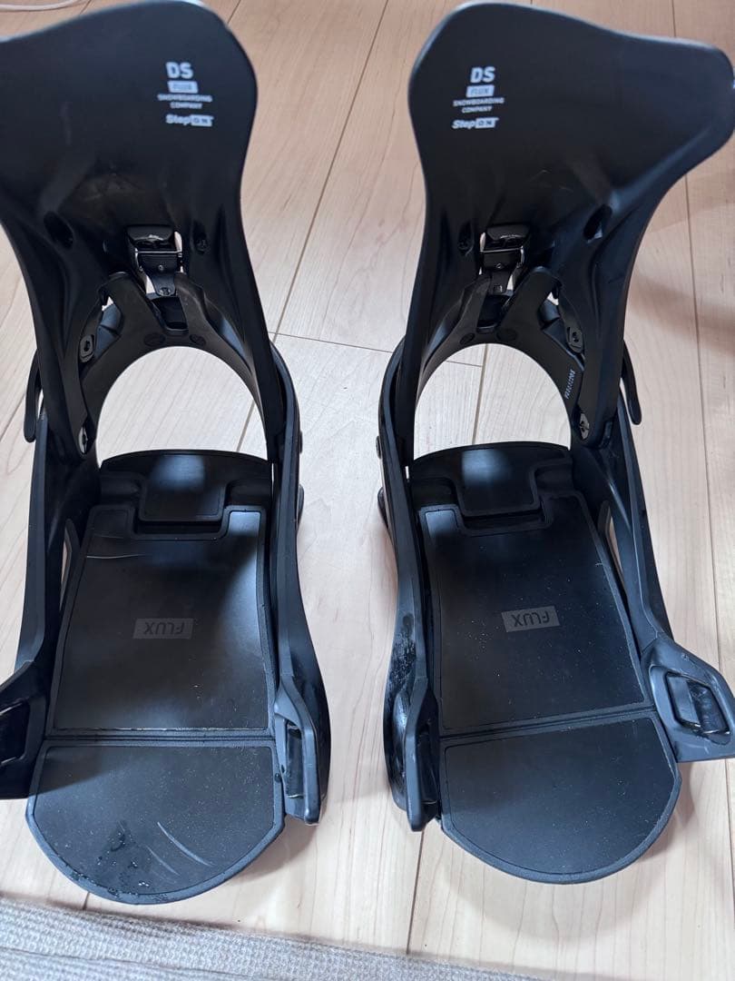 FLUXスノーボードビンディング ブラック