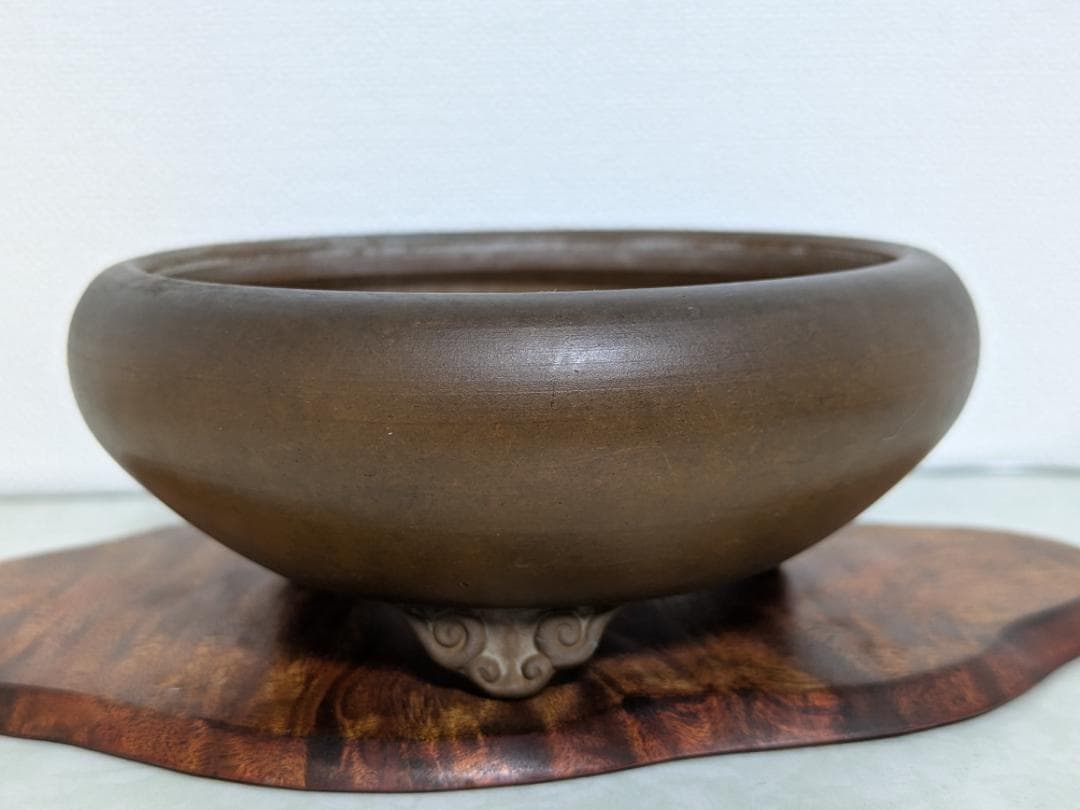 柴泥松刻雲脚丸鉢　落款「美芸」　直径12㎝×高5㎝