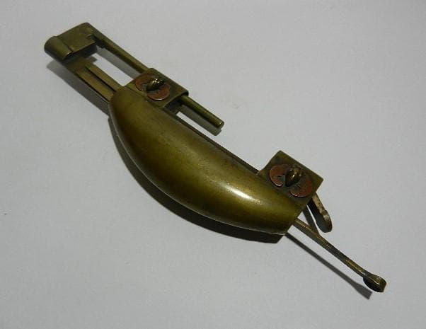 銅の蝙蝠（こうもり）飾りのある真鍮製骨董からくり錠前