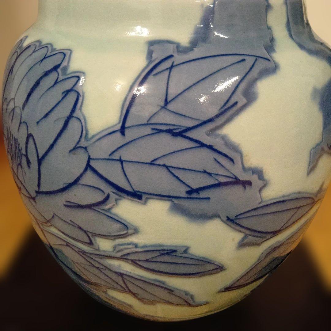 青と白の蓮の花模様の陶器壺