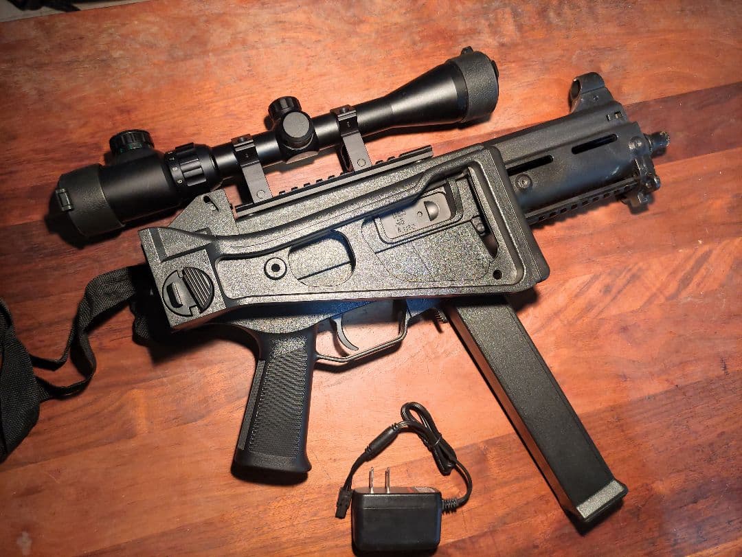 電動ガンとガスガン（S＆T UMP と 東京マルイ コルトガバメント）