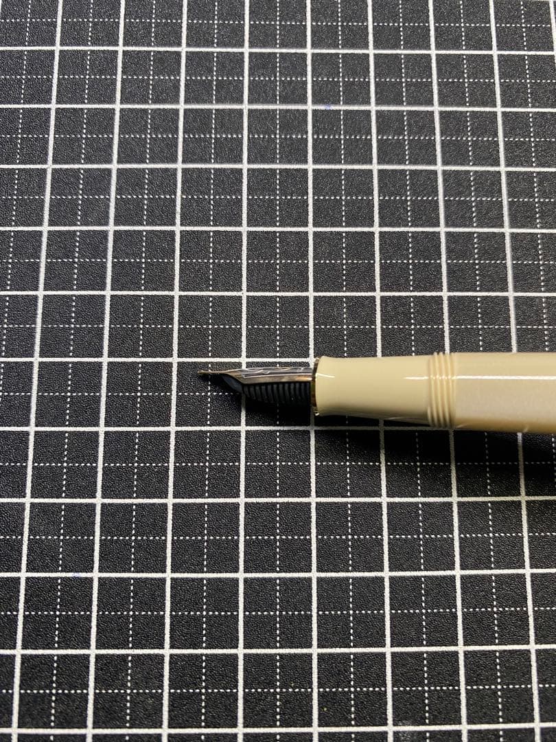 Pelikan Souveran M320 Pearl White 字幅M