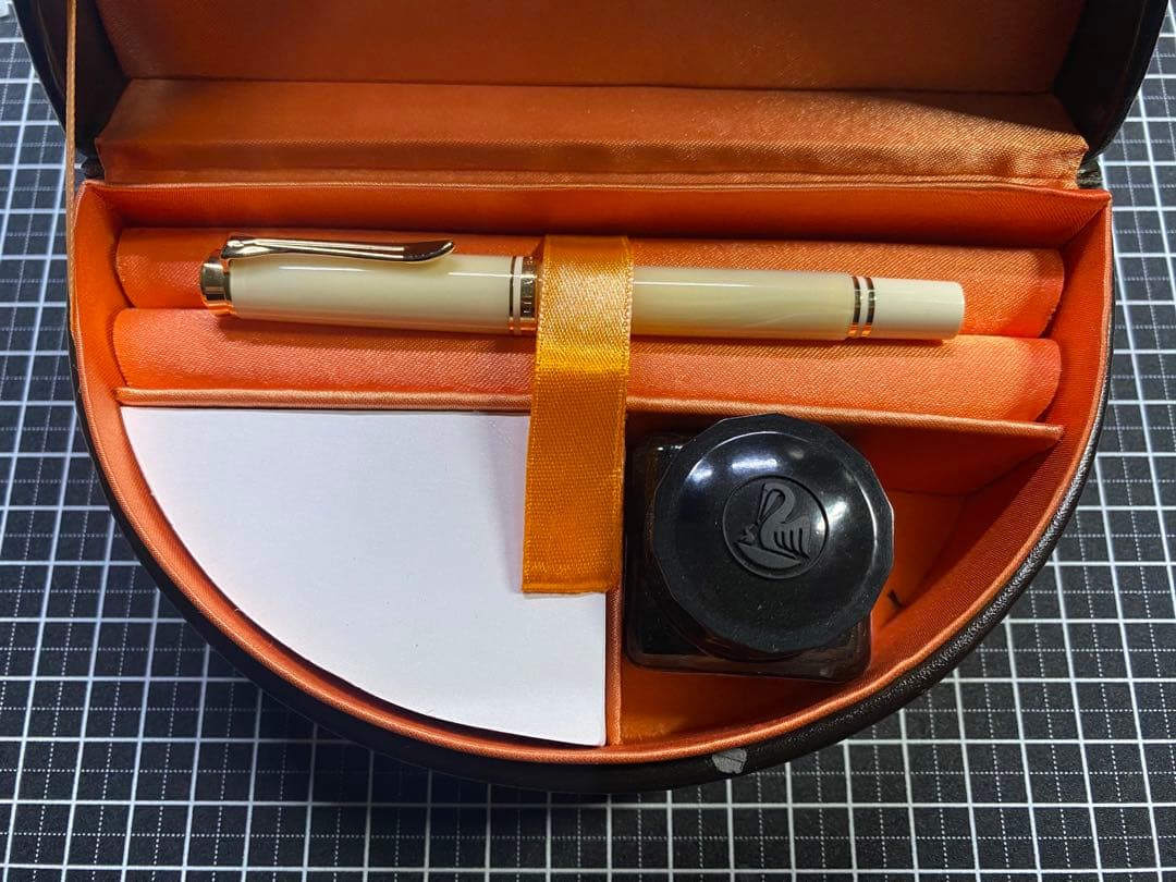 Pelikan Souveran M320 Pearl White 字幅M