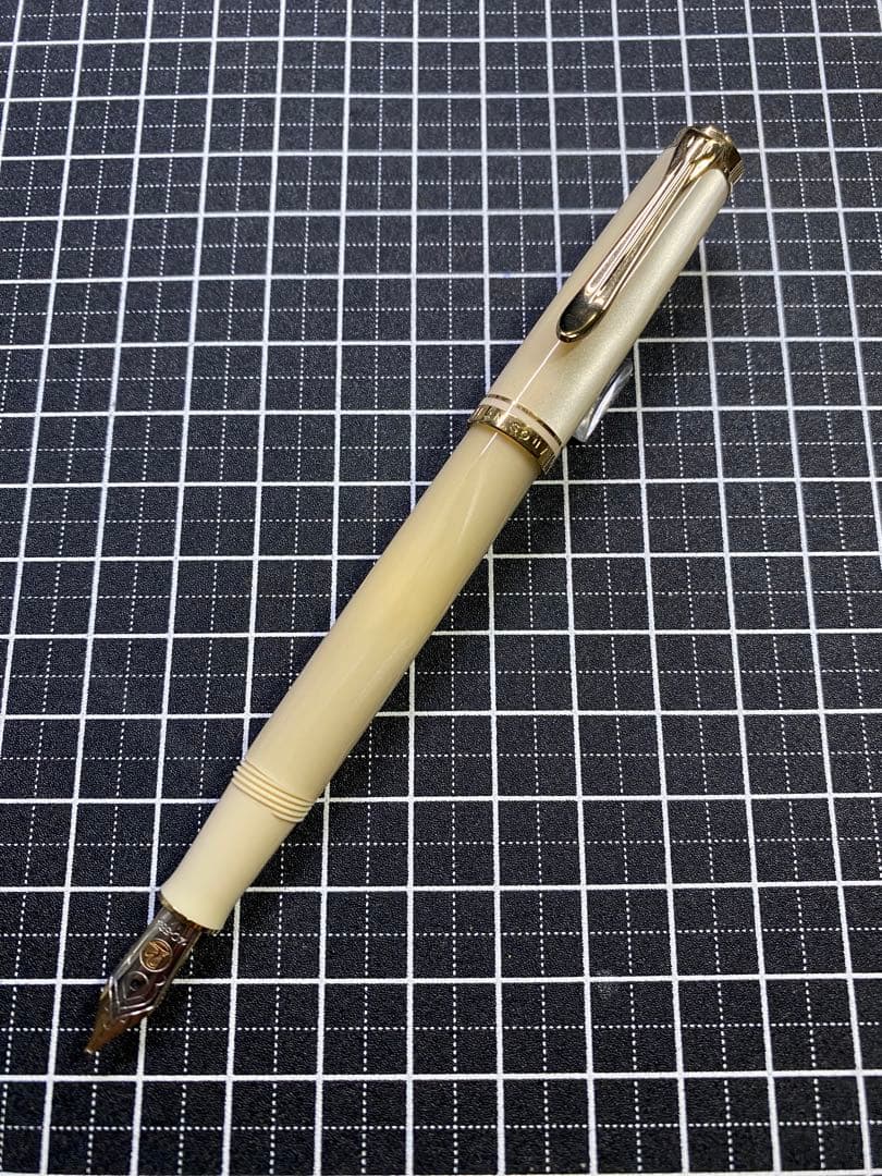 Pelikan Souveran M320 Pearl White 字幅M