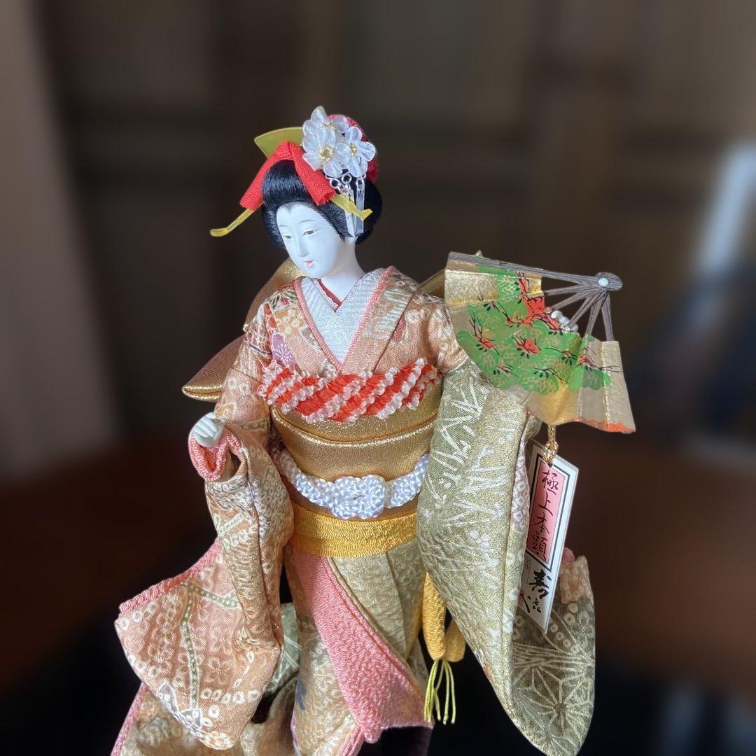 日本の伝統的な着物人形（ガラスケース入り）尾山人形 寿喜代作 慶祥 日本人形