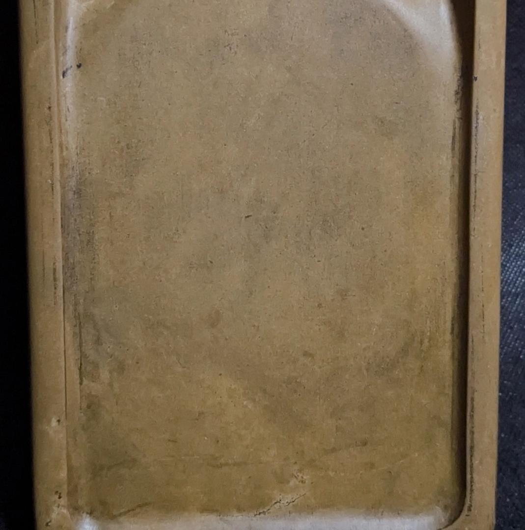 【次吉。】　　　　◆澄泥硯（鱔魚黄／約八吋長方／蘇州霊巖山／唐木箱）