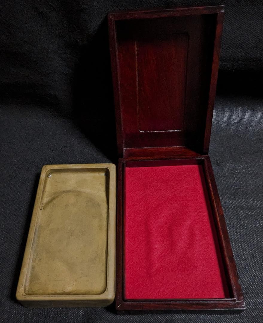 【次吉。】　　　　◆澄泥硯（鱔魚黄／約八吋長方／蘇州霊巖山／唐木箱）