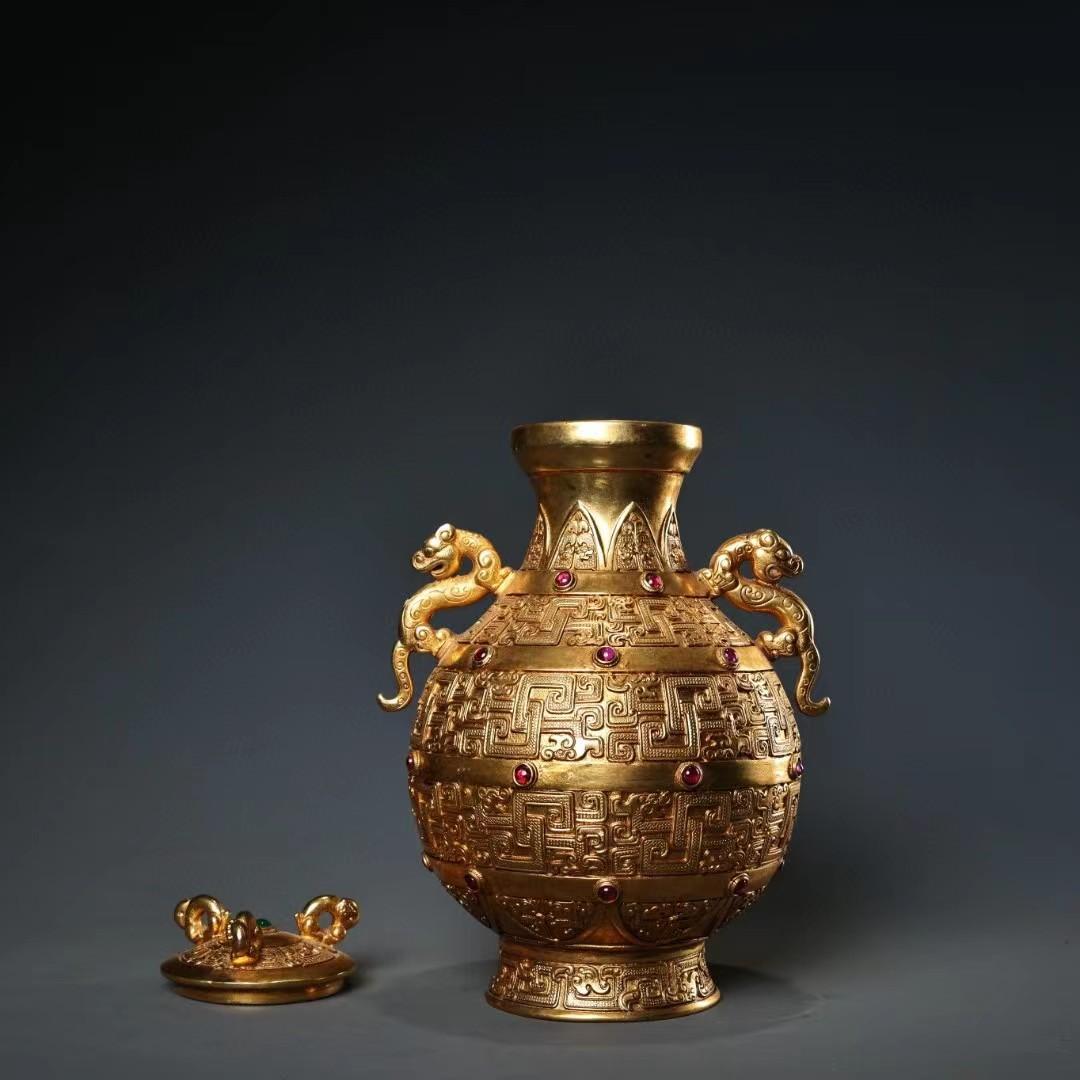 中国古美術・銅製の高浮き彫り鎏金宝石を嵌め缶・茶道具・置物・文房具・案頭・純銅