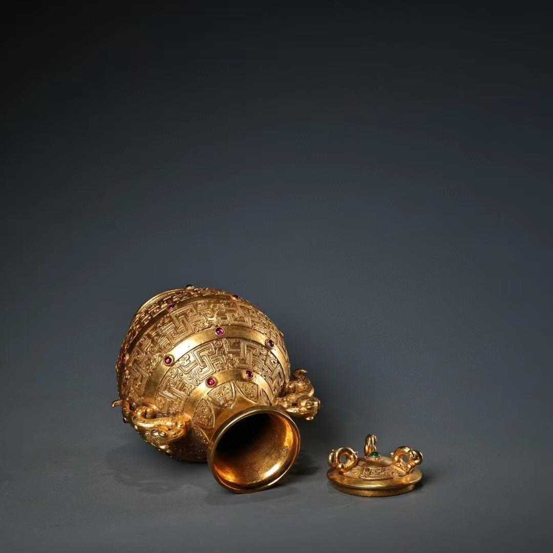 中国古美術・銅製の高浮き彫り鎏金宝石を嵌め缶・茶道具・置物・文房具・案頭・純銅