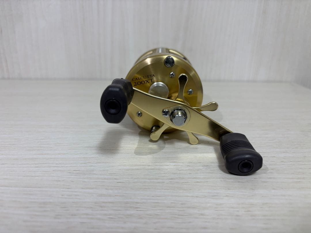 [美品] シマノ CALCUTTA カルカッタ 200XT 右巻き ベイトリール