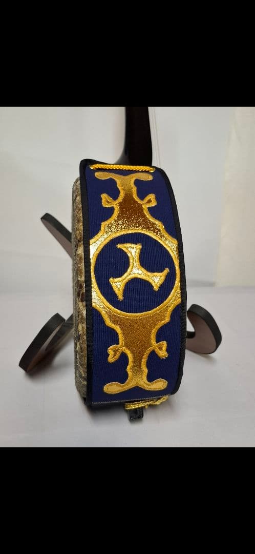 三線　サンシン本体　本皮　 金色装飾付き