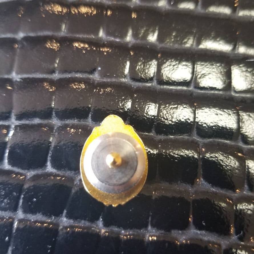 昔の軍人バッジのミニチュア版バッジ？　右翼バッジ？