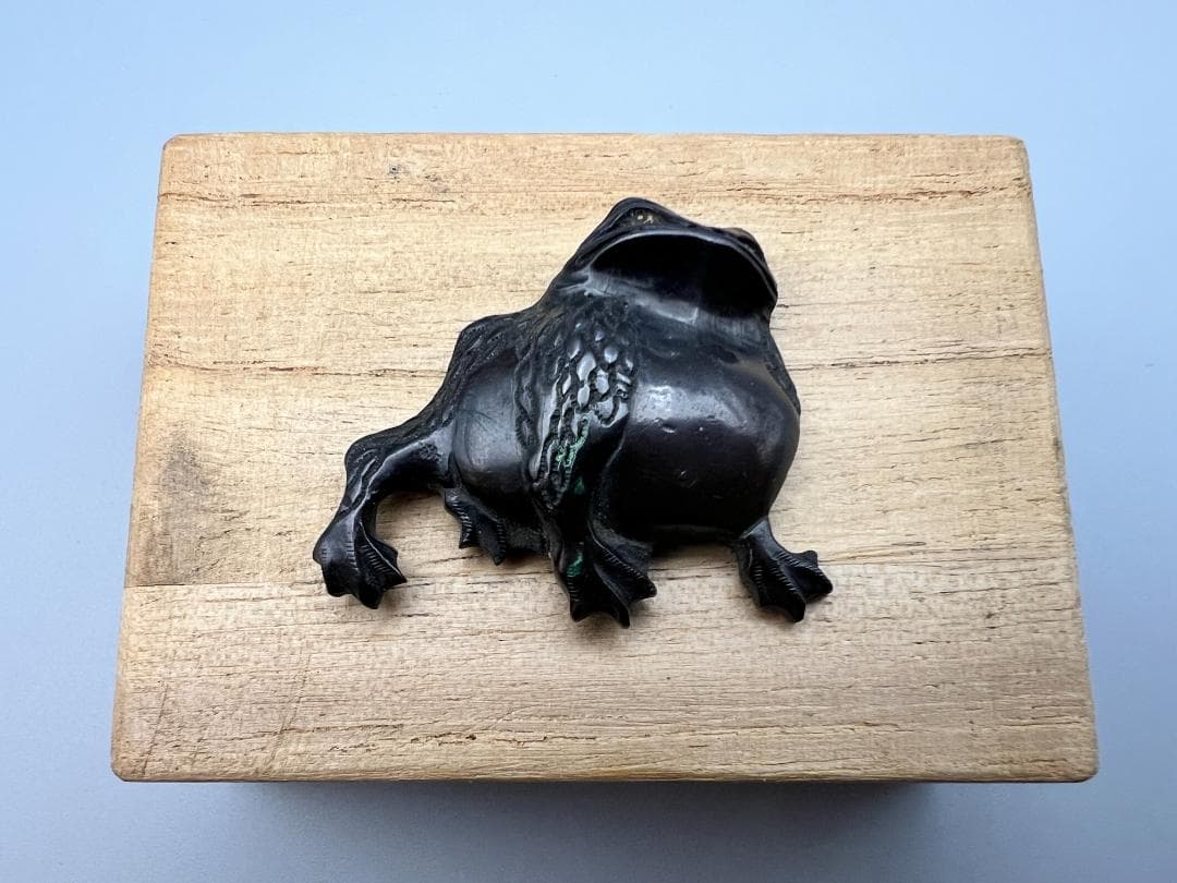 【海】江戸明治金工　蛙図　カエル　金目　手彫　大金具　銅製鍍金　骨董品　箱付