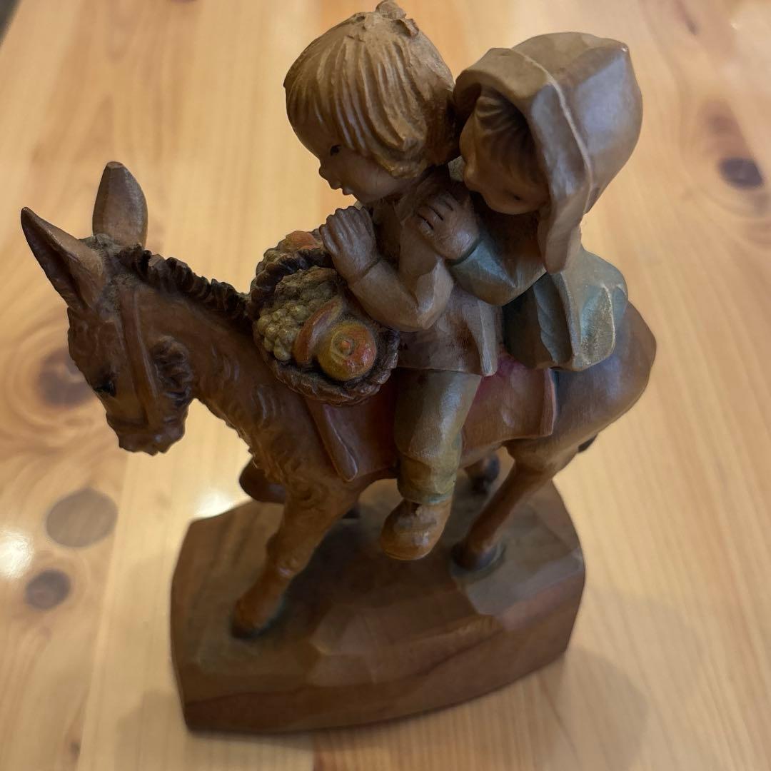 フェランディス・アンリの木彫りの置物「旅（The Journey）」