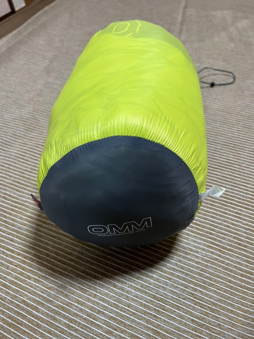 軽い‼️OMM Mountain Raid 233 寝袋 ライムグリーン