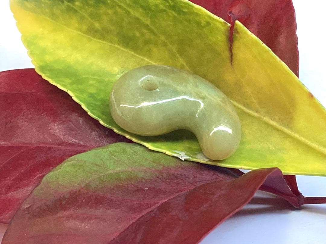 ⭕️超極上レア物　✳一番数少ない幻の幸運の黄色‼️ 糸魚川翡翠勾玉ガラス質鑑定鑑別書