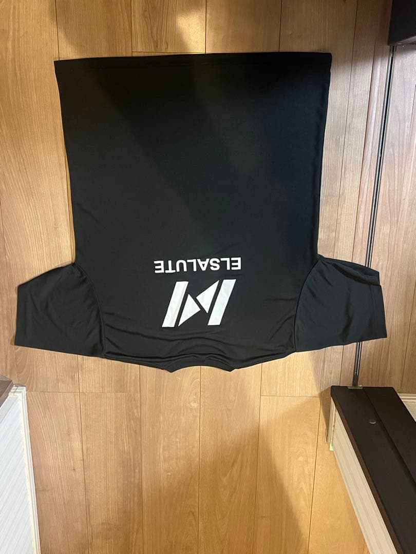 ELSALUTE 黒 Tシャツ ロゴ入り